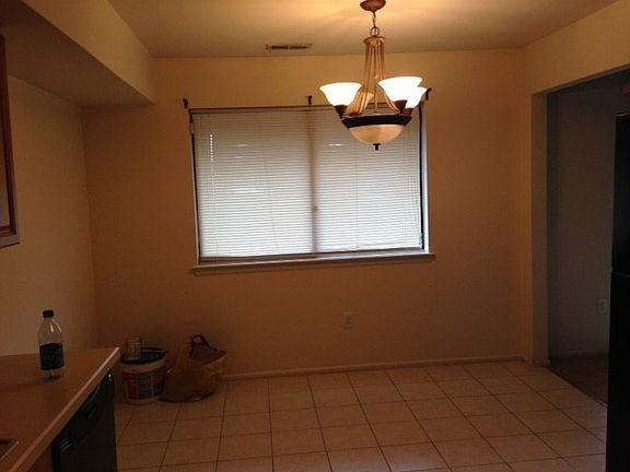 eat-in kitchen area