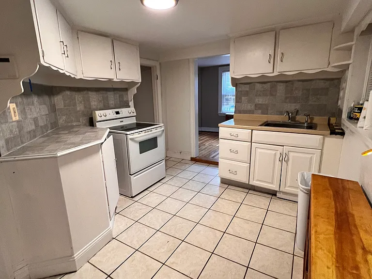 231 Leyden St #B — Photo 4