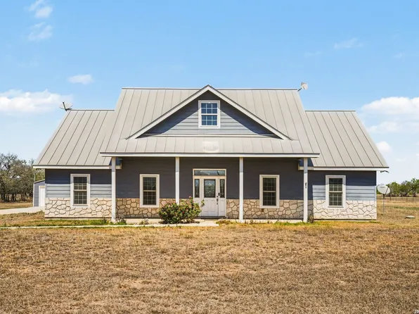 1005 County Road 678, Natalia, TX 78059