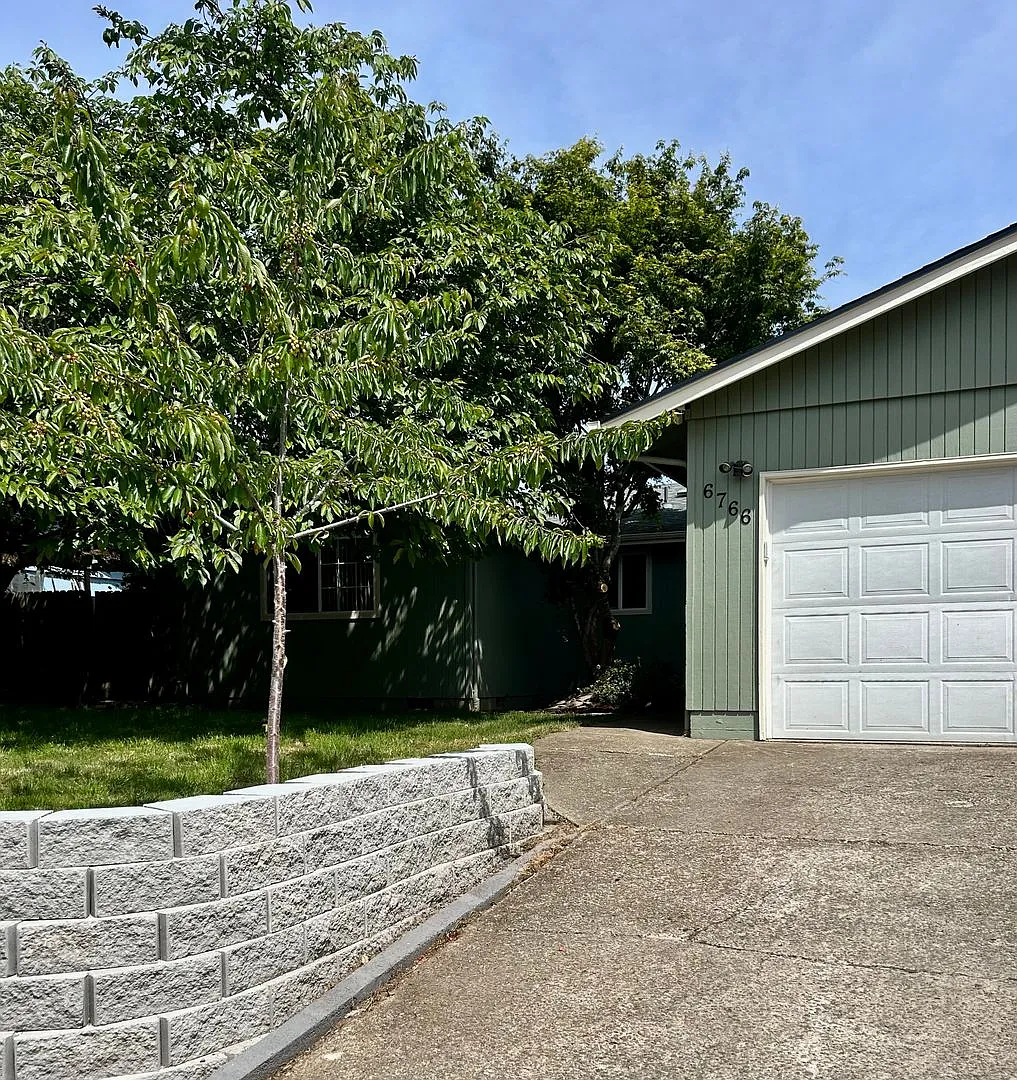 Building Photo - 6766 Fenwick Ct N