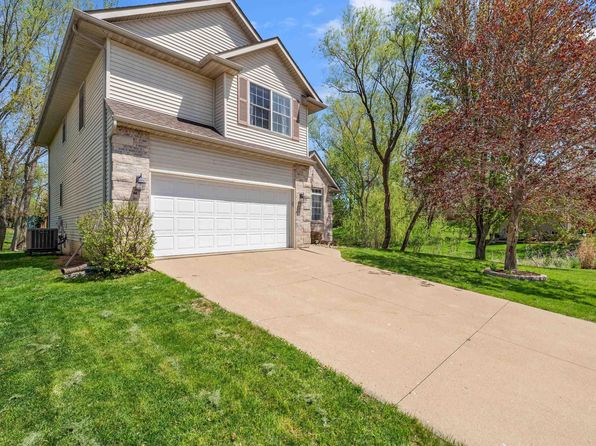 6135 Hillandale Rd, Davenport, IA 52806
