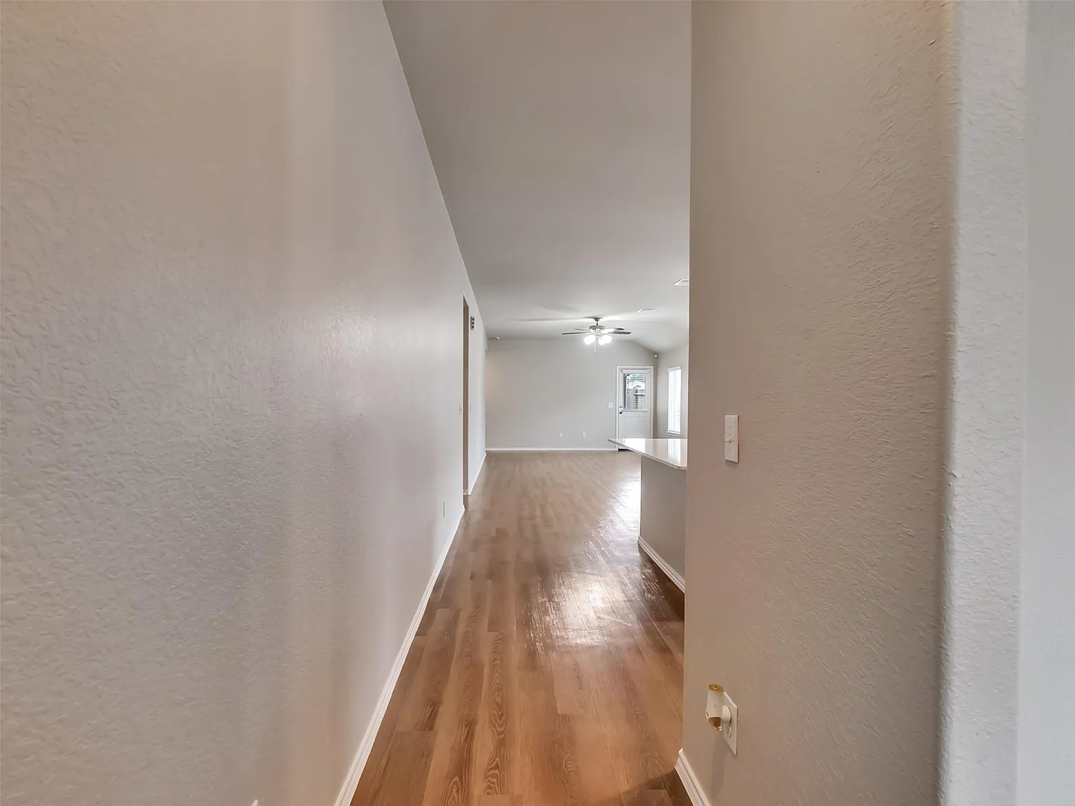 3 bed, 2.0 bath, 1845 sqft, $2,100 — Photo 3