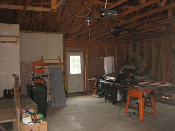 2 Bay Garage with Direct Entry to Kitchen