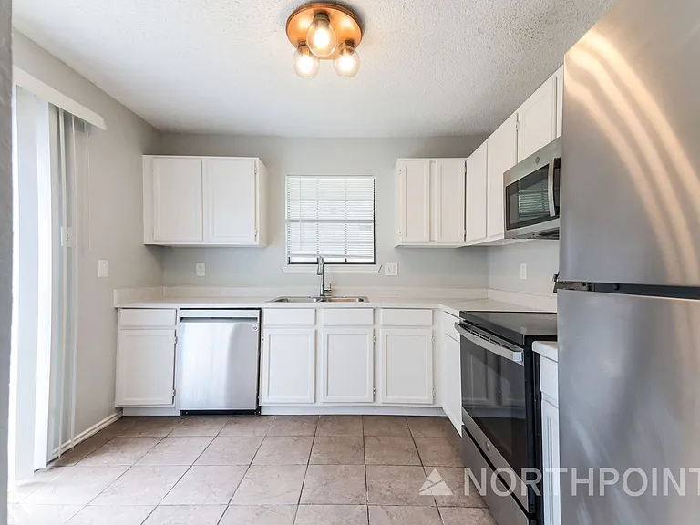 2708 Briarbank Cir — Photo 5