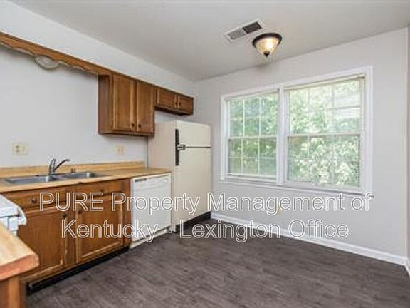 5th image of 3736 Camelot Dr #C