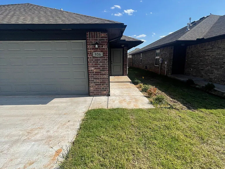 936 Chase Ln — Photo 1