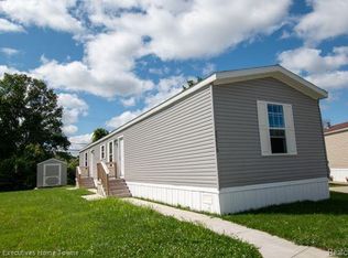 29310 Jamestown Dr, New Baltimore, MI