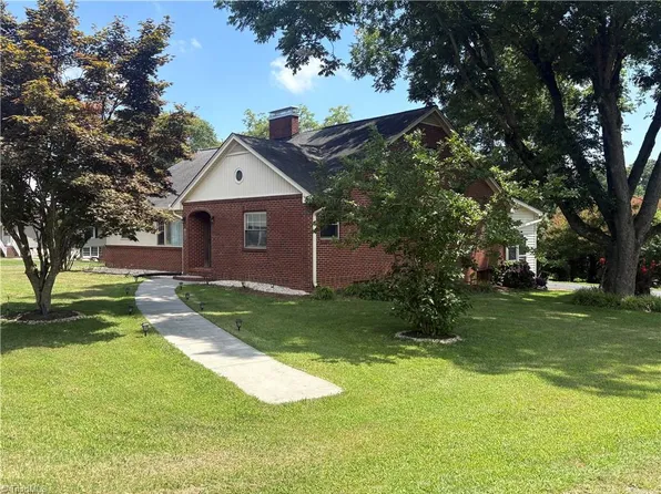 315 W Main St, Boonville, NC 27011