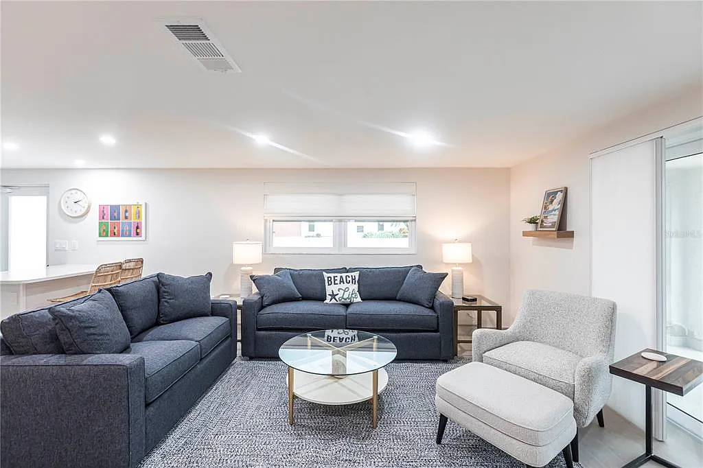 2 bed, 2.0 bath, 1064 sqft, $8,340 — Photo 4