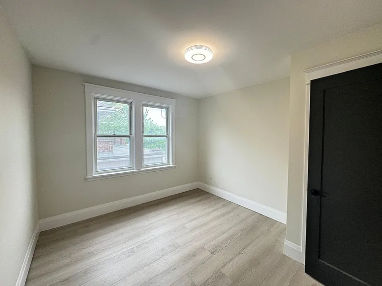 931 Main St E #4 — Photo 12
