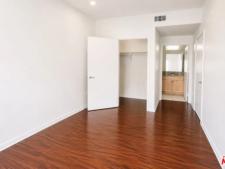 12132 Hart St #301 — Photo 10