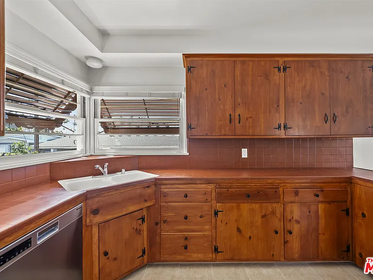 100 E Kenneth Rd — Photo 4