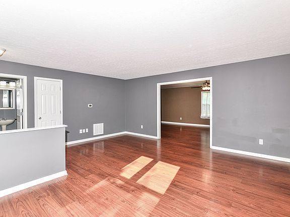 4th image of 427 Founders Dr