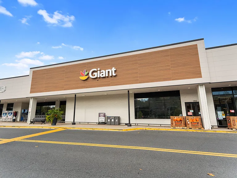 Giant grocery store just 10 minutes away in Cabin John Mall!