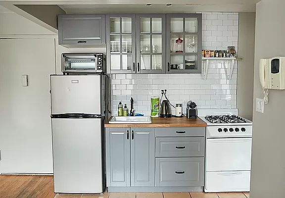 3rd image of 20 Orchard St APT 1F