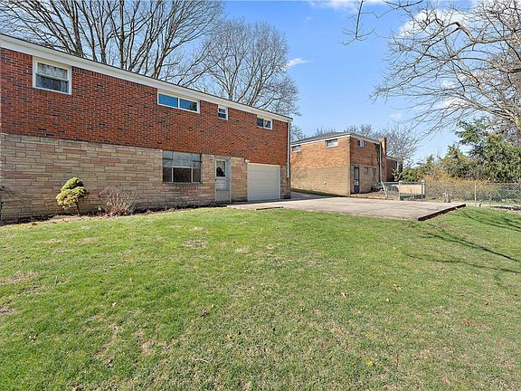 3rd image of 4578 Mapledale Dr