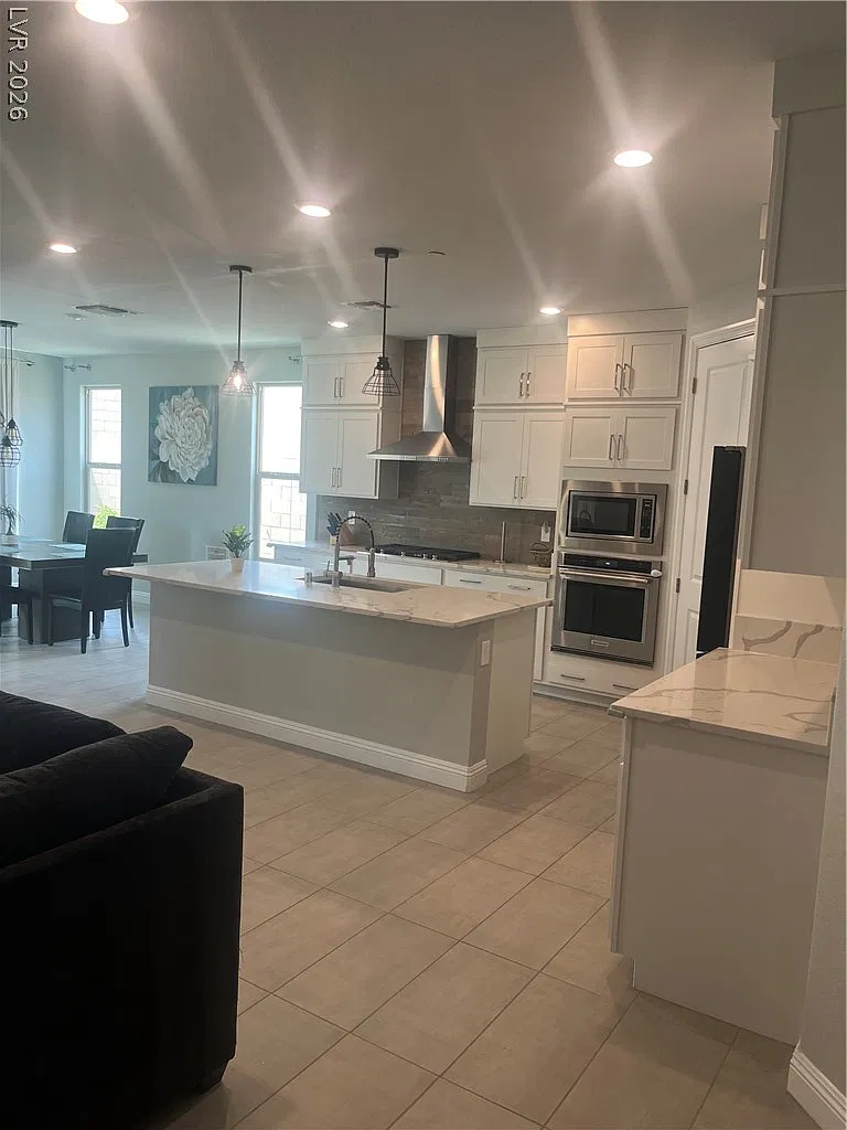 3 bed, 2.0 bath, 2297 sqft, $7,350 — Photo 3