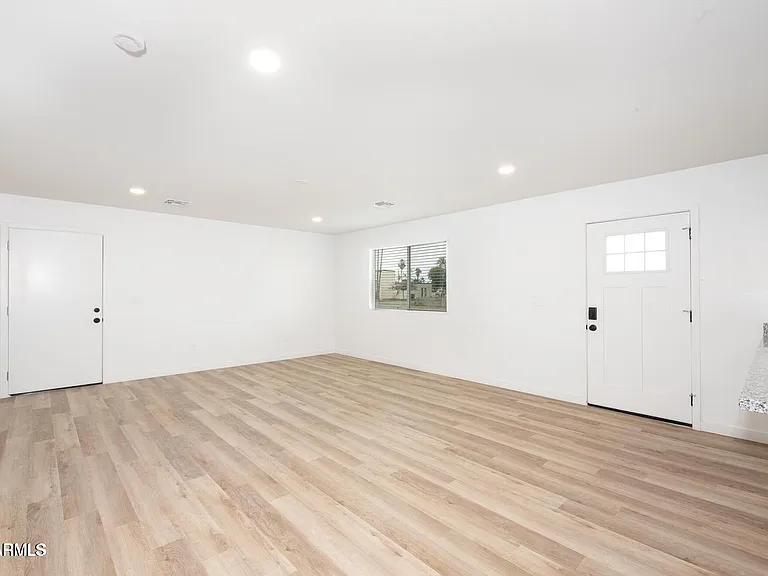 2117 W Mariposa St — Photo 2