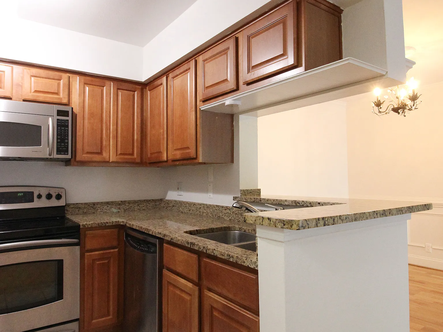 2 bed, 940 sqft, $2,395 — Photo 2