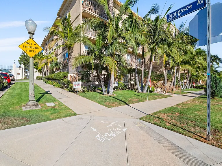 2300 Fox Hills Dr — Photo 25