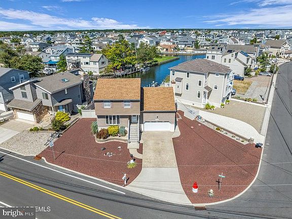 2nd image of 360 Silver Bay Rd
