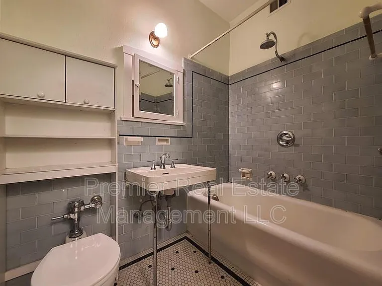 963 N Logan St #19 — Photo 7