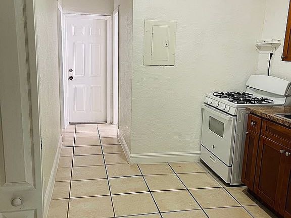 5th image of 925 Marseille Dr