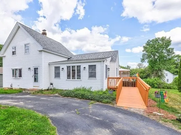 9 Walcott St, Oxford, MA 01540