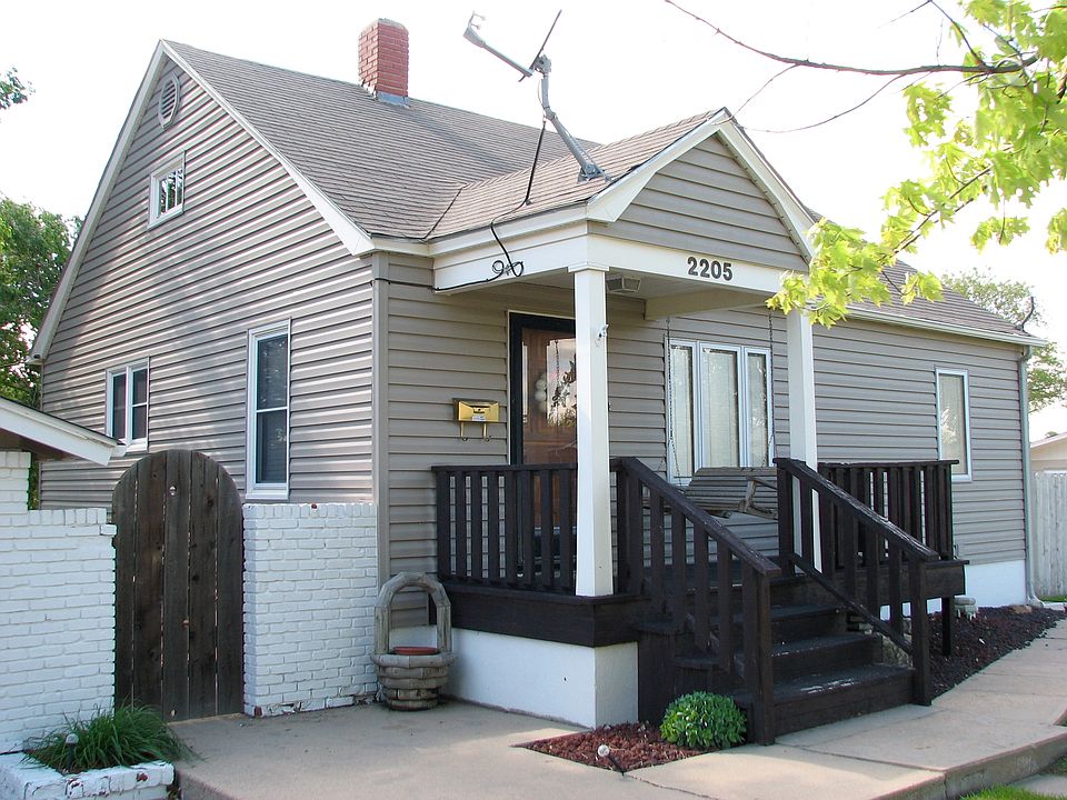 1st image of 2205 Hart Ave