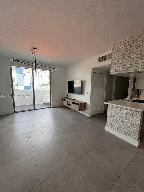 Havana Lofts Condo — Photo 1