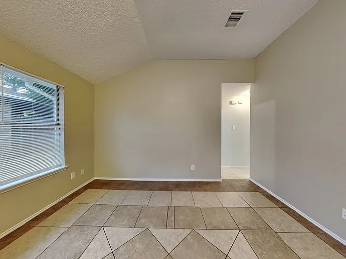 3104 Stonewall Ln — Photo 3