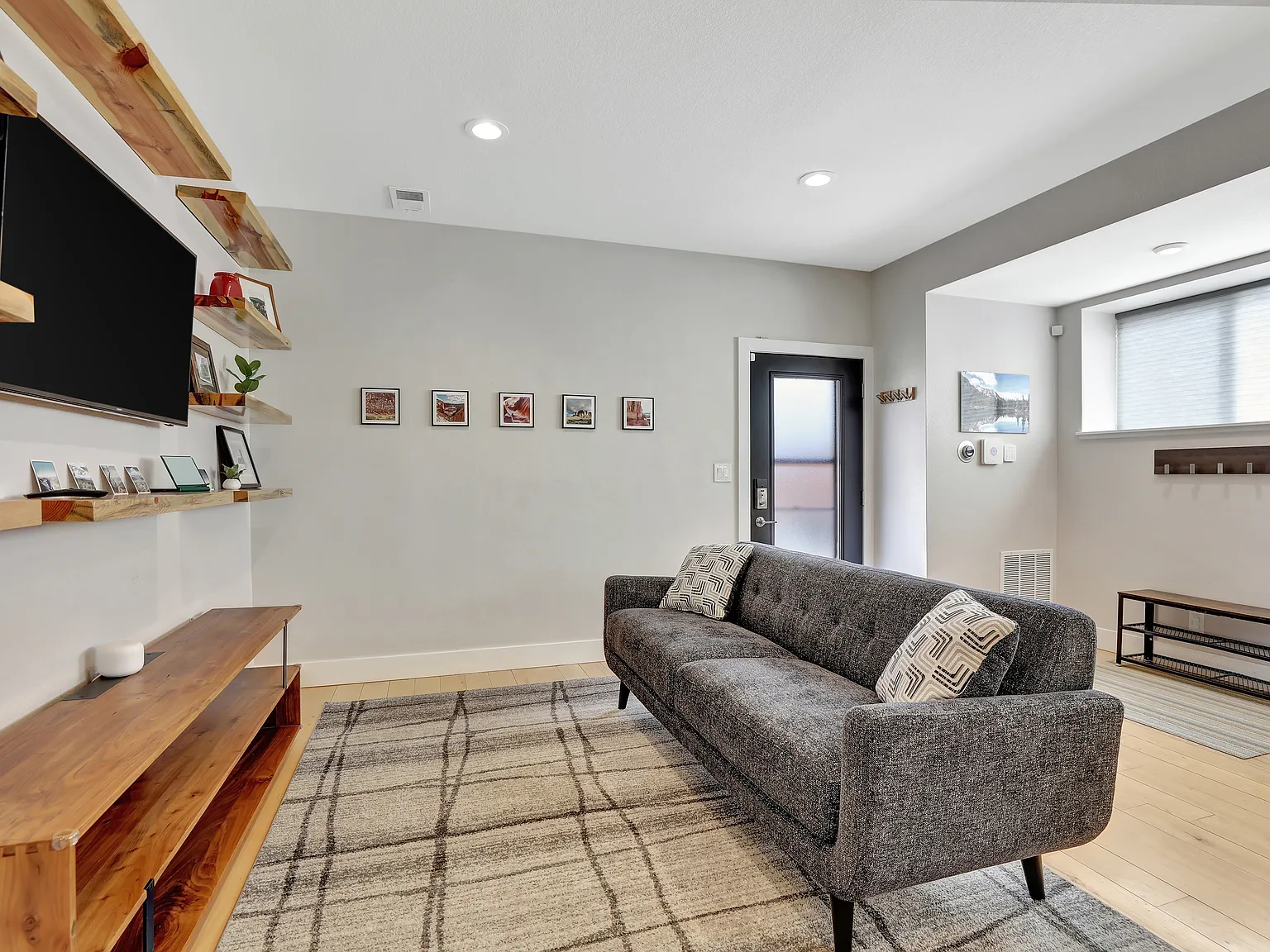 4 bed, 2092 sqft, $4,750 — Photo 2