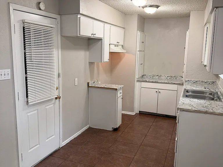 1005 Fairfax Ct — Photo 7