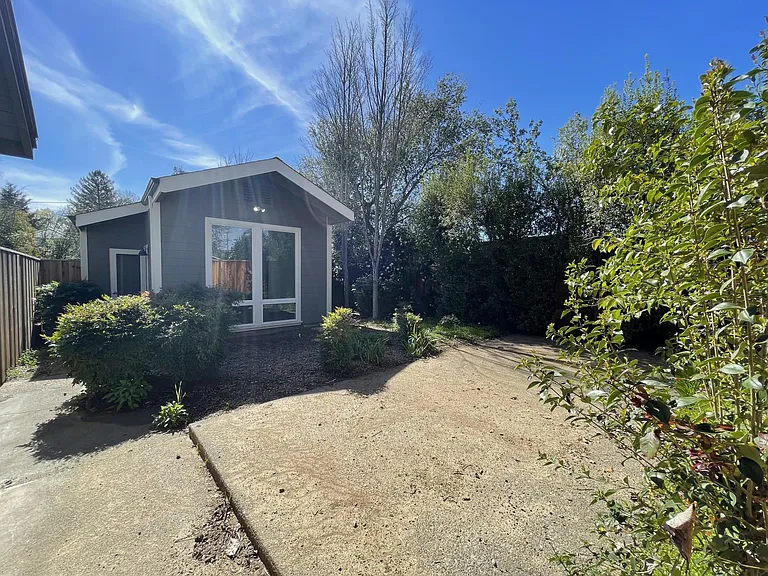 725 Center St — Photo 11