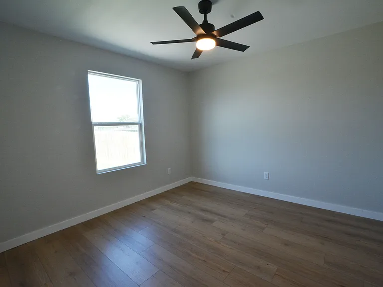 421 Valerie St — Photo 14
