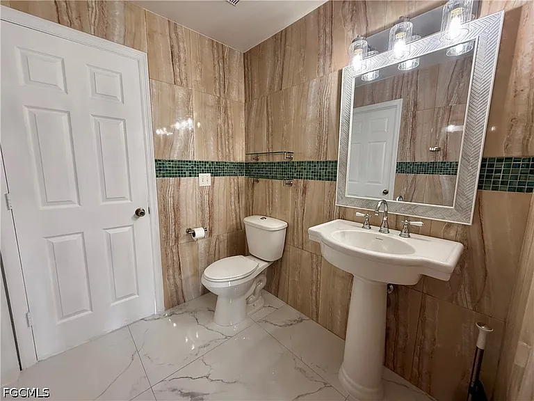 2209 NE 9th Ave — Photo 17