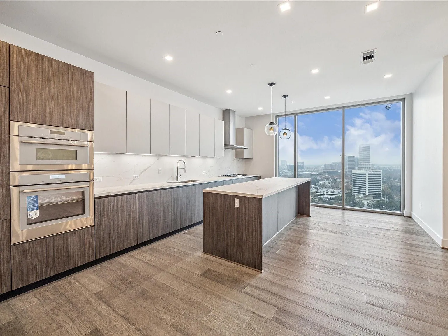 2 bed, 2.5 bath, 1715 sqft, $6,850 — Photo 2