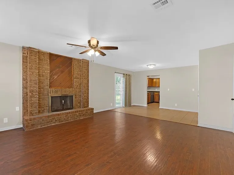 1108 W Fredericksburg St — Photo 5