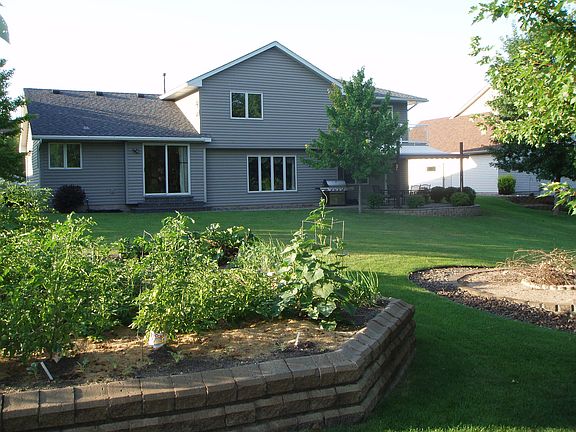 Back house w/ garden&firepit
