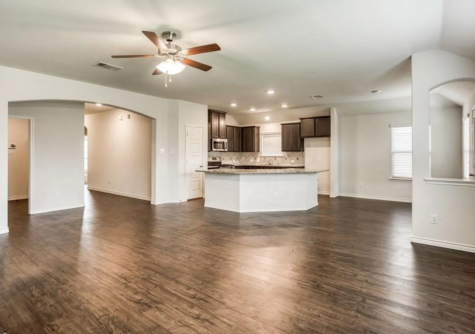Little Elm Beauty. 3 bed 2 bath with Garage and Storage. Next to New — Photo 4