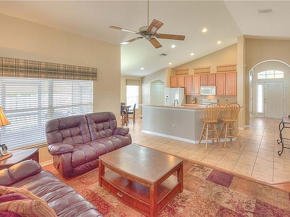 Open views to the kitchen!