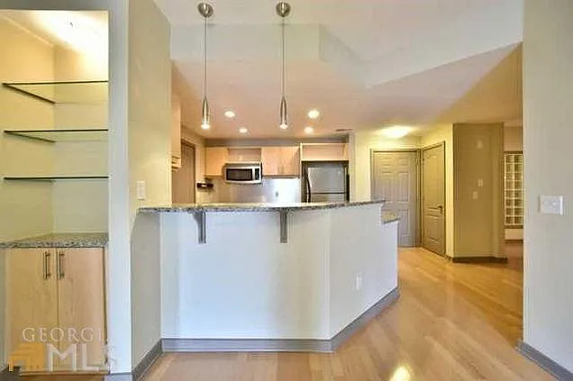 2 bed, 1190 sqft, $2,100 — Photo 3