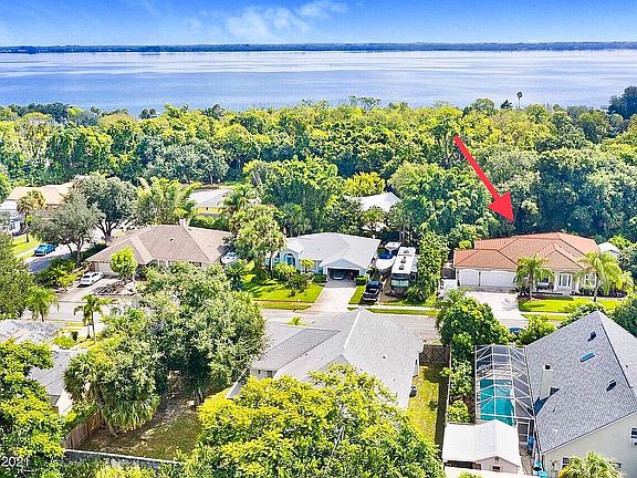 < 900’ from Indian River