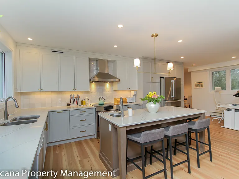 220 Cowley Ave — Photo 11