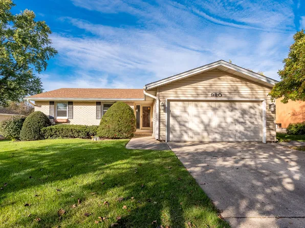 980 Iroquois Dr, Elgin, IL 60120
