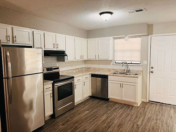 4th image of 1800 Labette Manor Dr APT 2