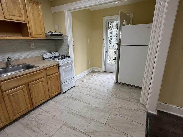 1127 Woodland Ave — Photo 3