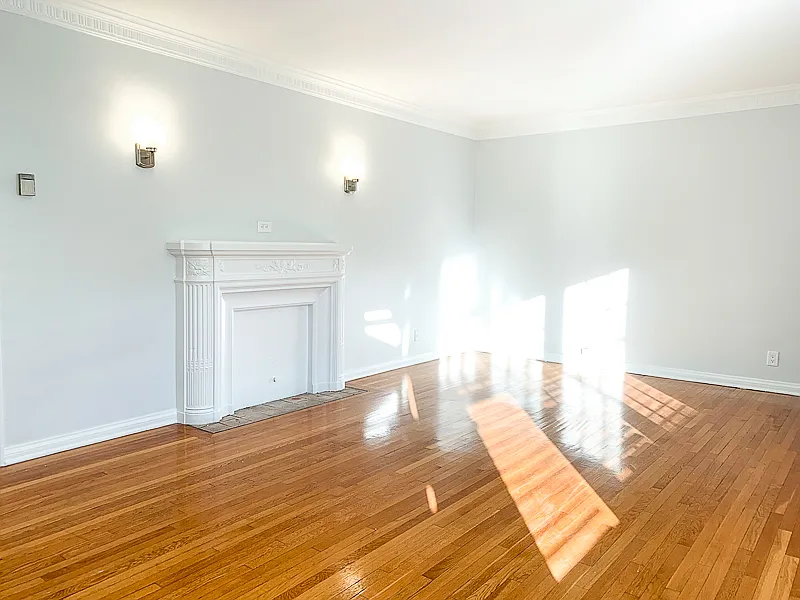 Renovated Upper 1 Bed / 1 Bath with Character + Garage Parking Prime K-Town — Photo 4