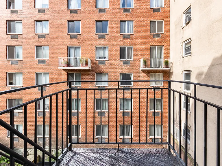 221 E 23rd St #15 — Photo 2