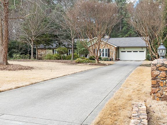 5th image of 609 Amelia Ave